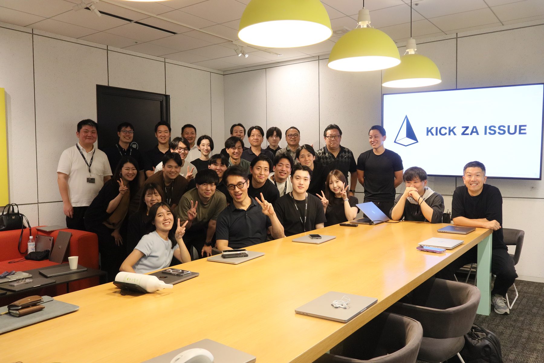 KICK ZA ISSUE 全社ミーティングの様子